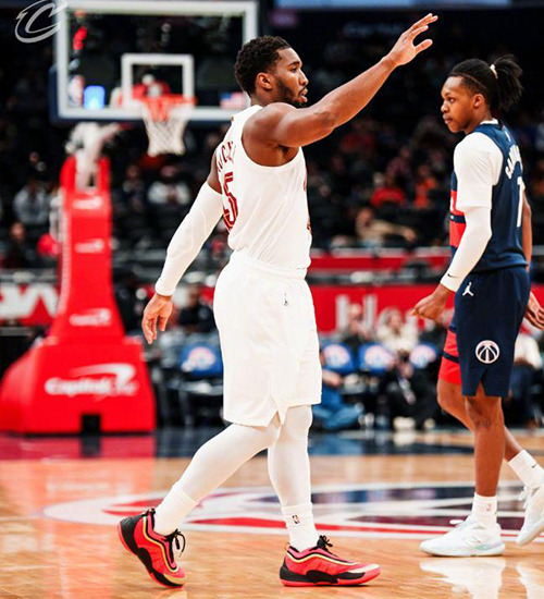 末节狂轰45分逆转!米切尔48分封神 骑士13连胜<a href=/look/lanqiuzhibo/wizards/ target=_blank class=infotextkey>奇才</a>