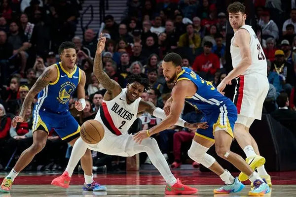 NBA季前赛动态：多队情况引关注 续约、裁员与伤情成焦点